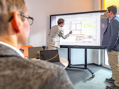 Wittler Planung Digitales Whiteboard / Tafelkombination Planung Tafelanlage mit Kunden am digitalen Board